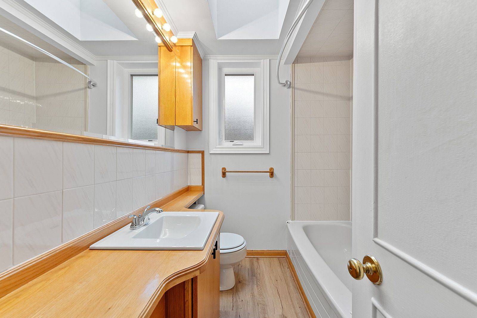 Toronto W06, ON M8W 4A9,6 Robindale AVE