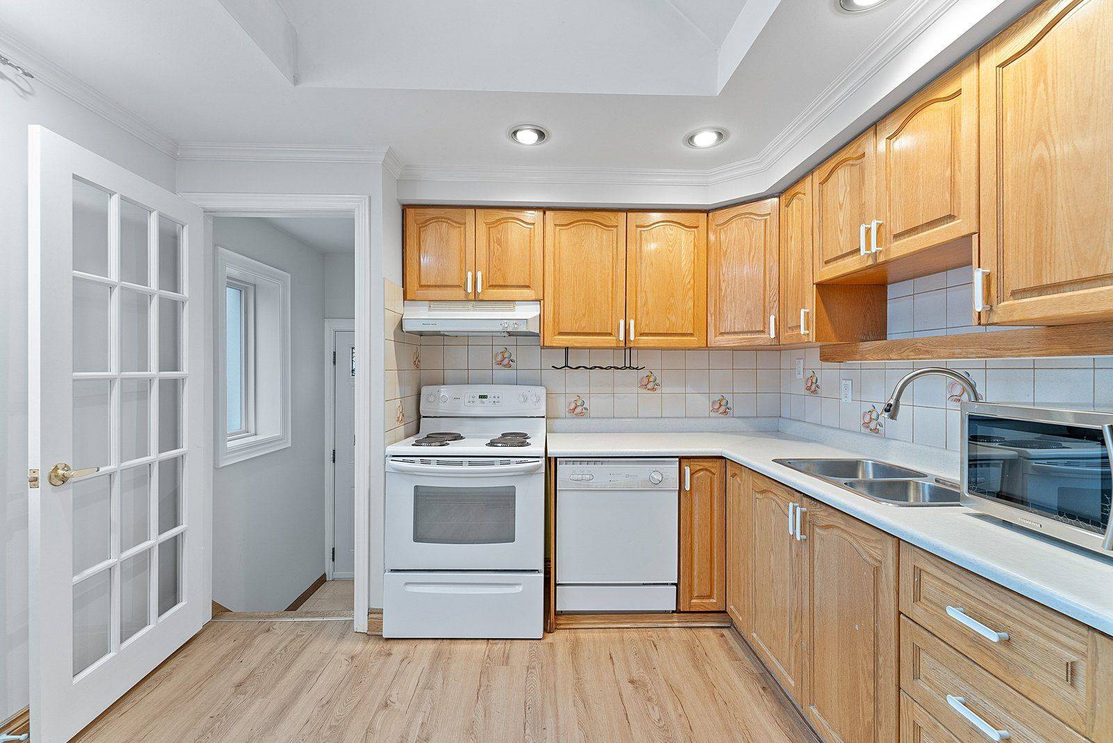 Toronto W06, ON M8W 4A9,6 Robindale AVE