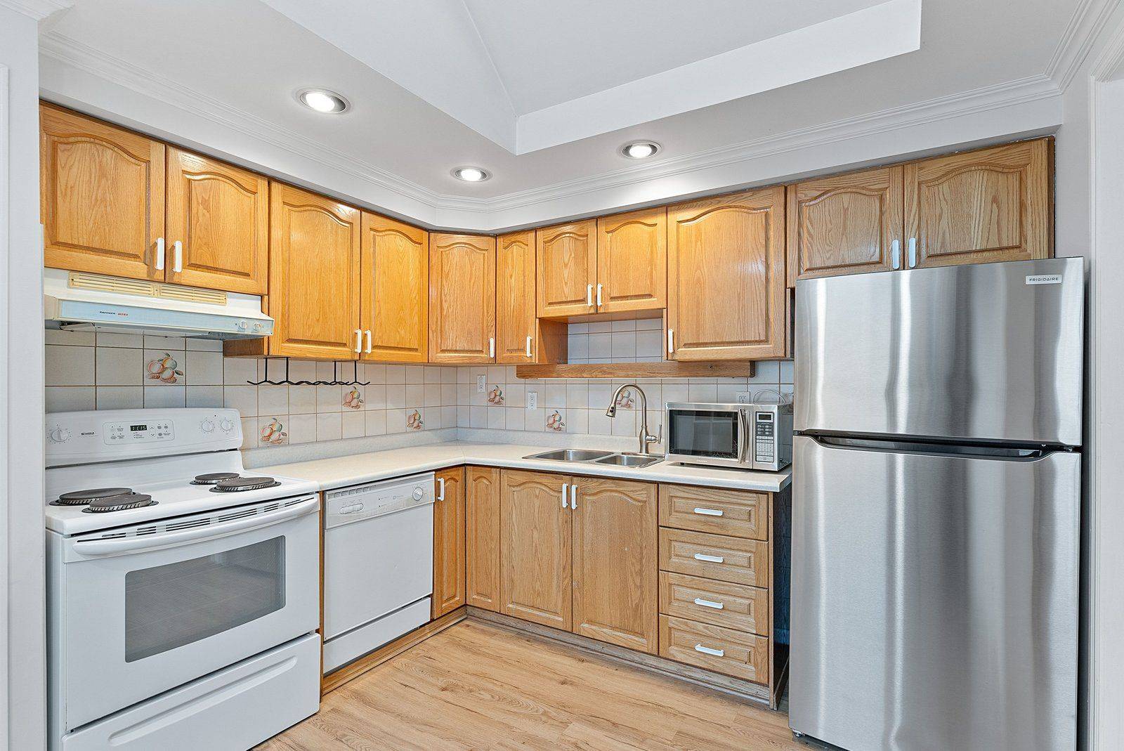 Toronto W06, ON M8W 4A9,6 Robindale AVE