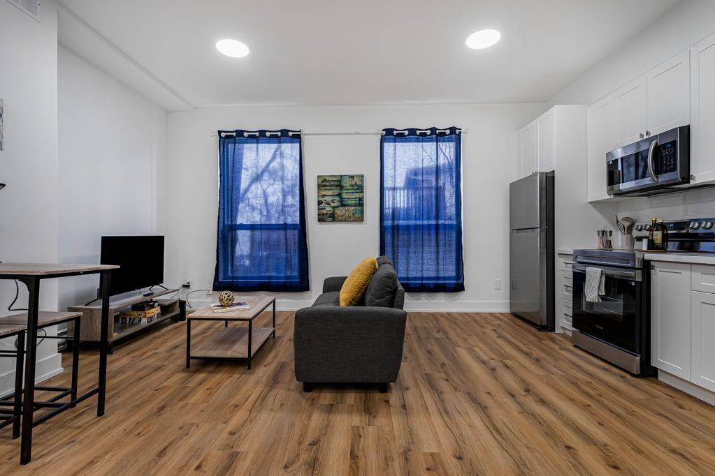 Hamilton, ON L8N 1E2,610 King ST E #10