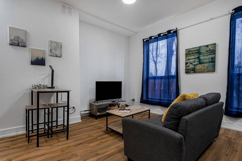 Hamilton, ON L8N 1E2,610 King ST E #10