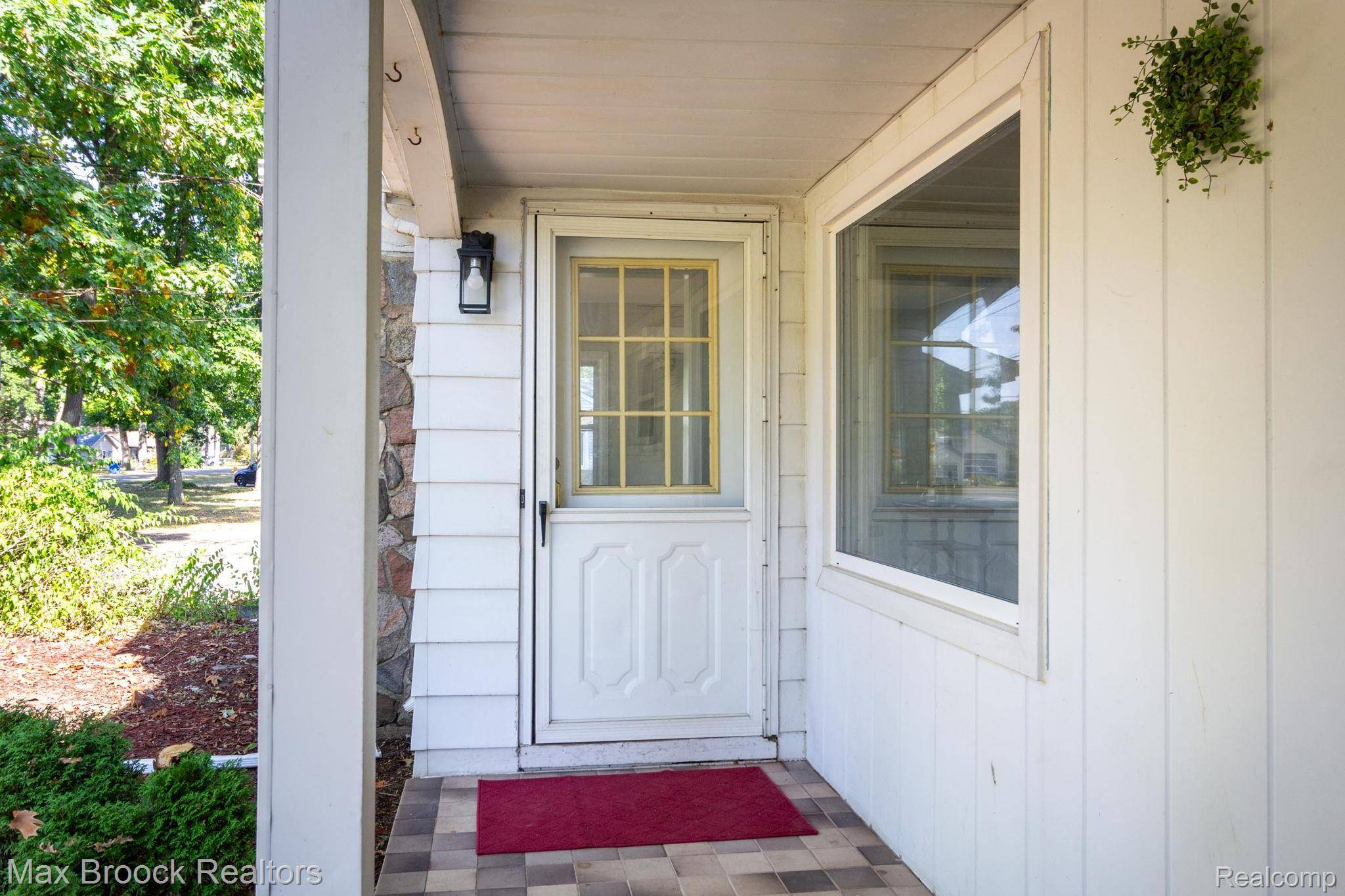 Waterford, MI 48329,4120 Lotus DR