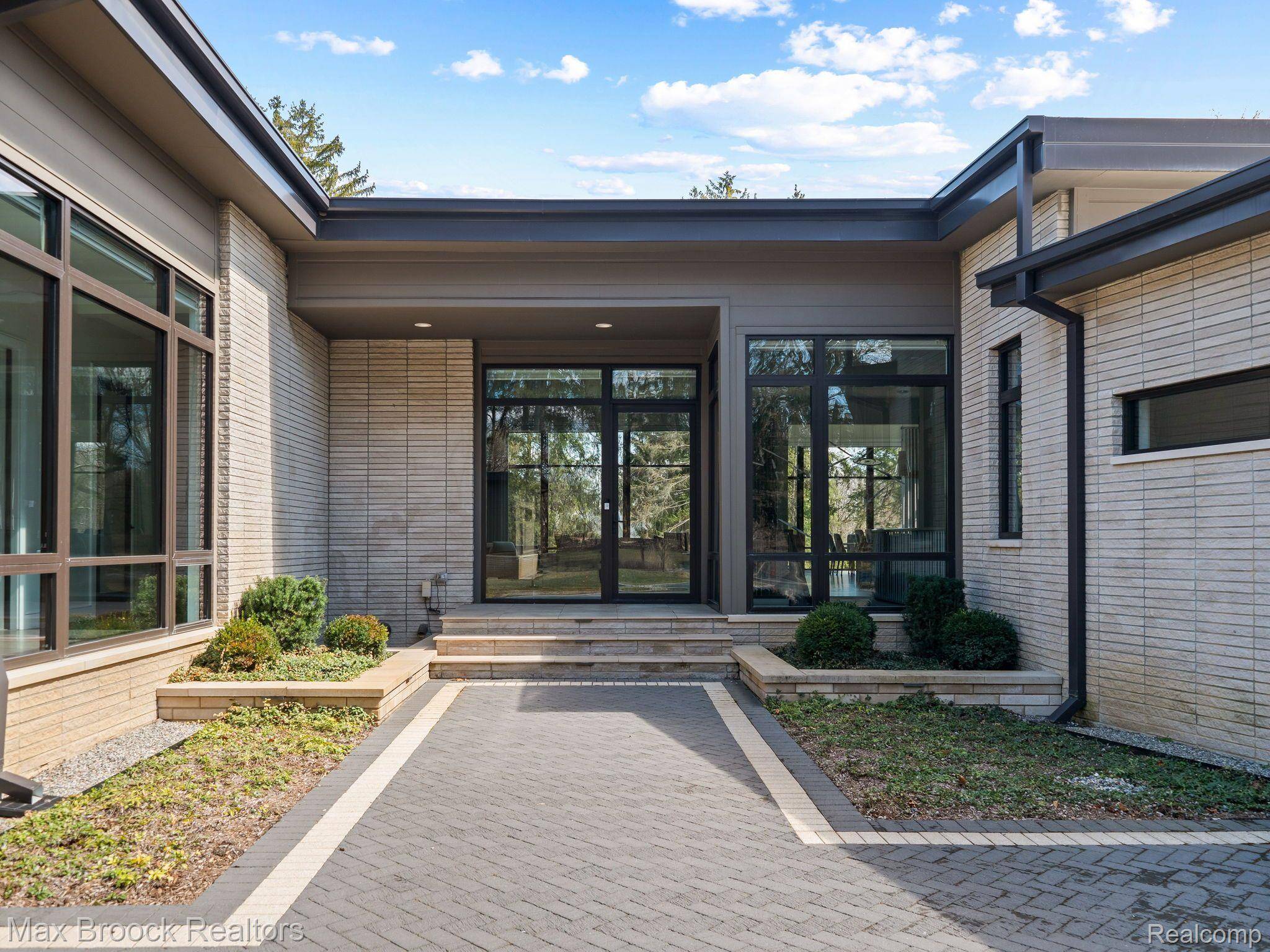 Bloomfield Hills, MI 48304,4890 Charing Cross RD