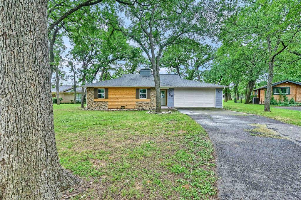 Lake Kiowa, TX 76240,912 Kiowa Drive W
