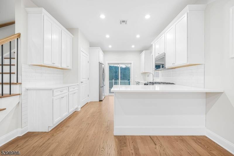 Boonton Town, NJ 07005,2 Birdie Ln