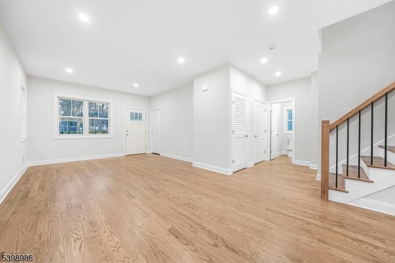 Boonton Town, NJ 07005,2 Birdie Ln