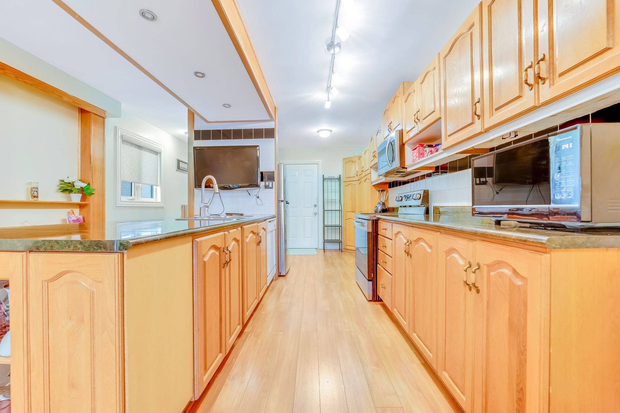 Toronto E11, ON M1B 4K4,47 Jacob Fisher DR