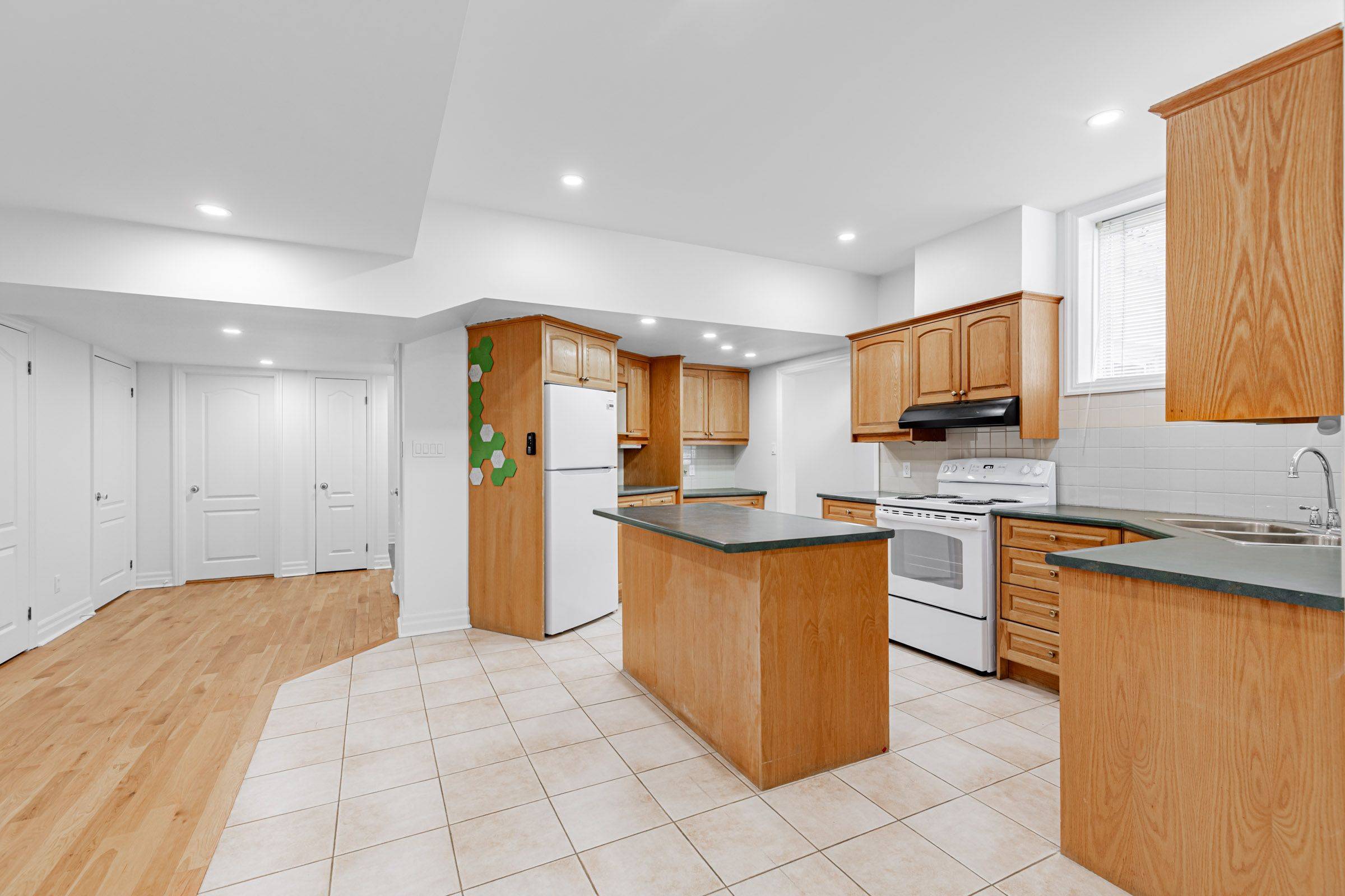 Toronto E08, ON M1M 2M2,44 Thatcher AVE #Lower