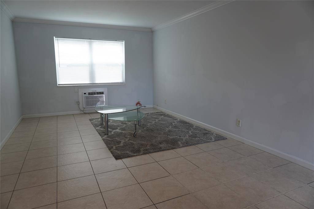 Pompano Beach, FL 33064,1050 E SAMPLE RD #104