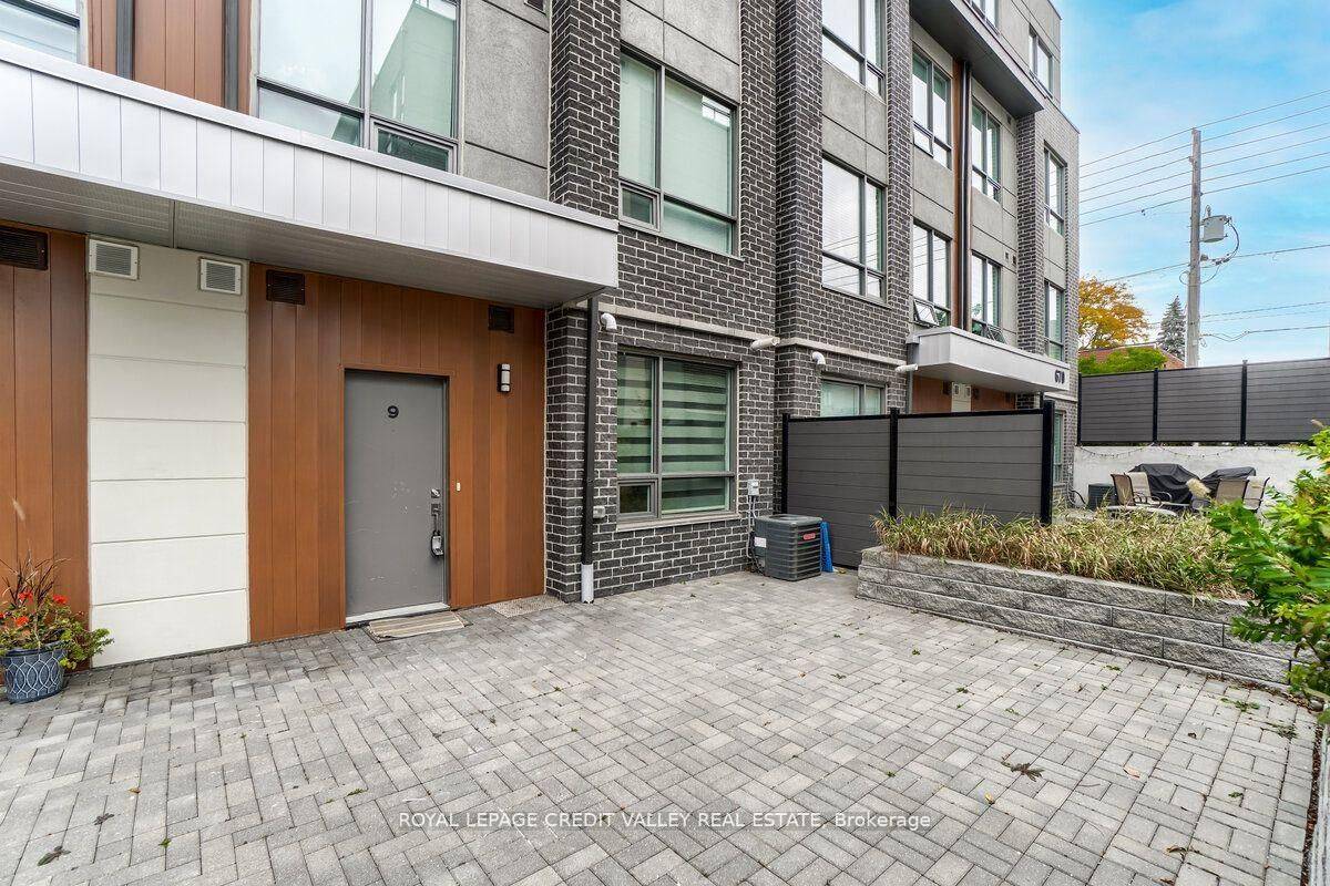 Mississauga, ON L5G 4K7,670 Atwater AVE #09