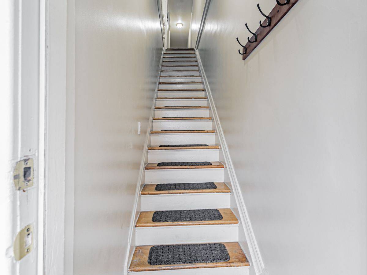 Toronto W01, ON M6R 1X6,2229A Dundas ST W