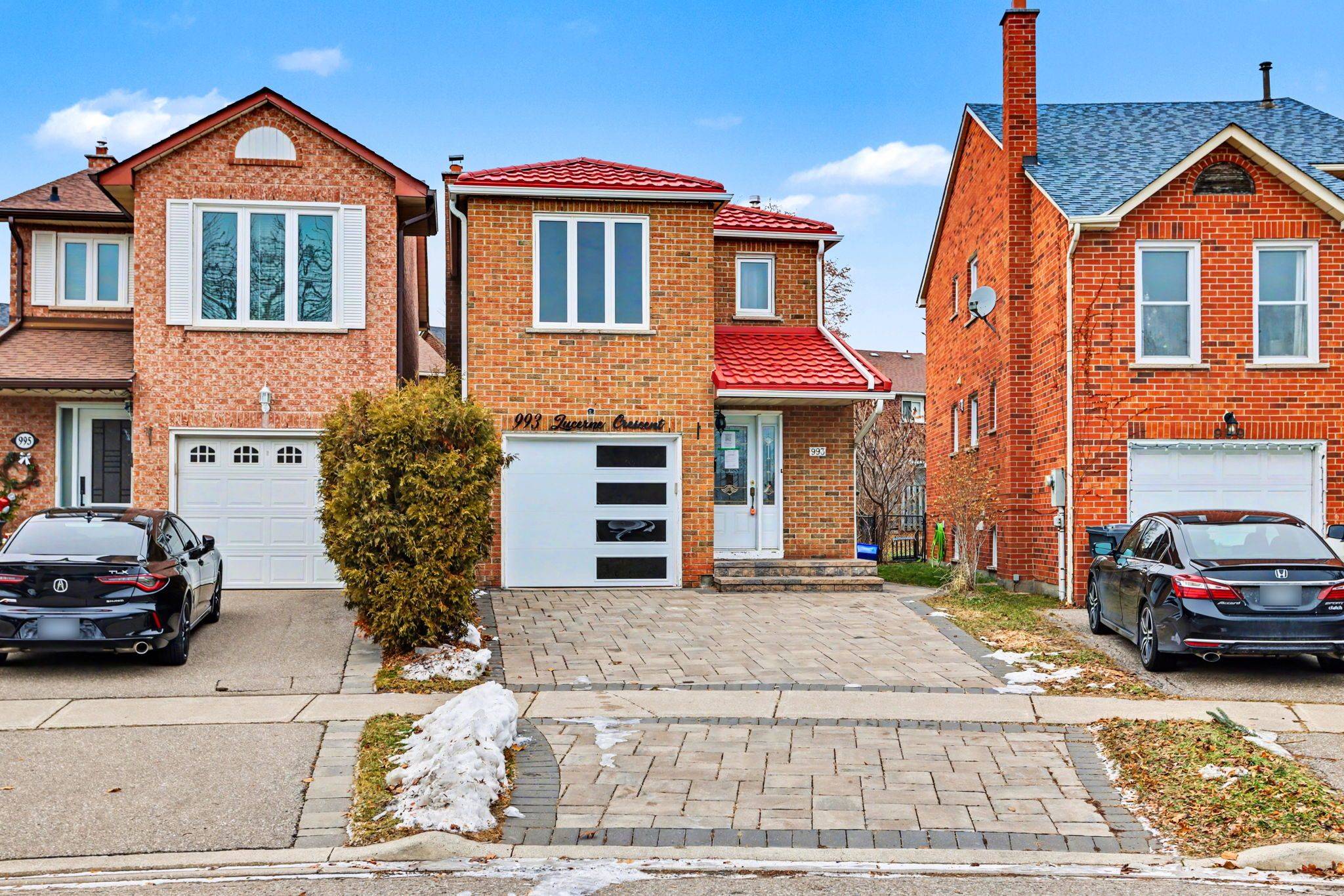 Mississauga, ON L5C 3X6,993 Lucerne CRES