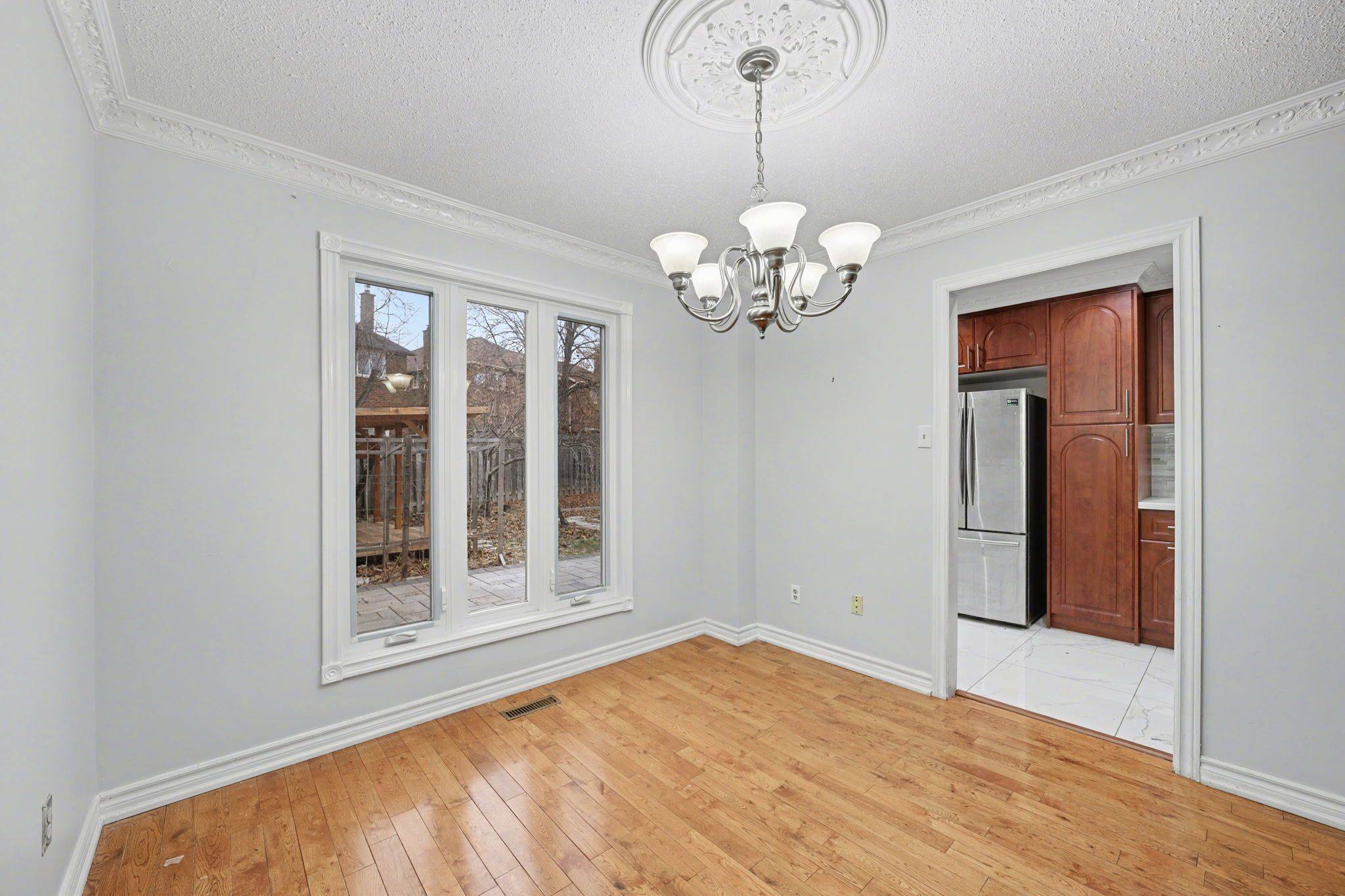 Mississauga, ON L5C 3X6,993 Lucerne CRES