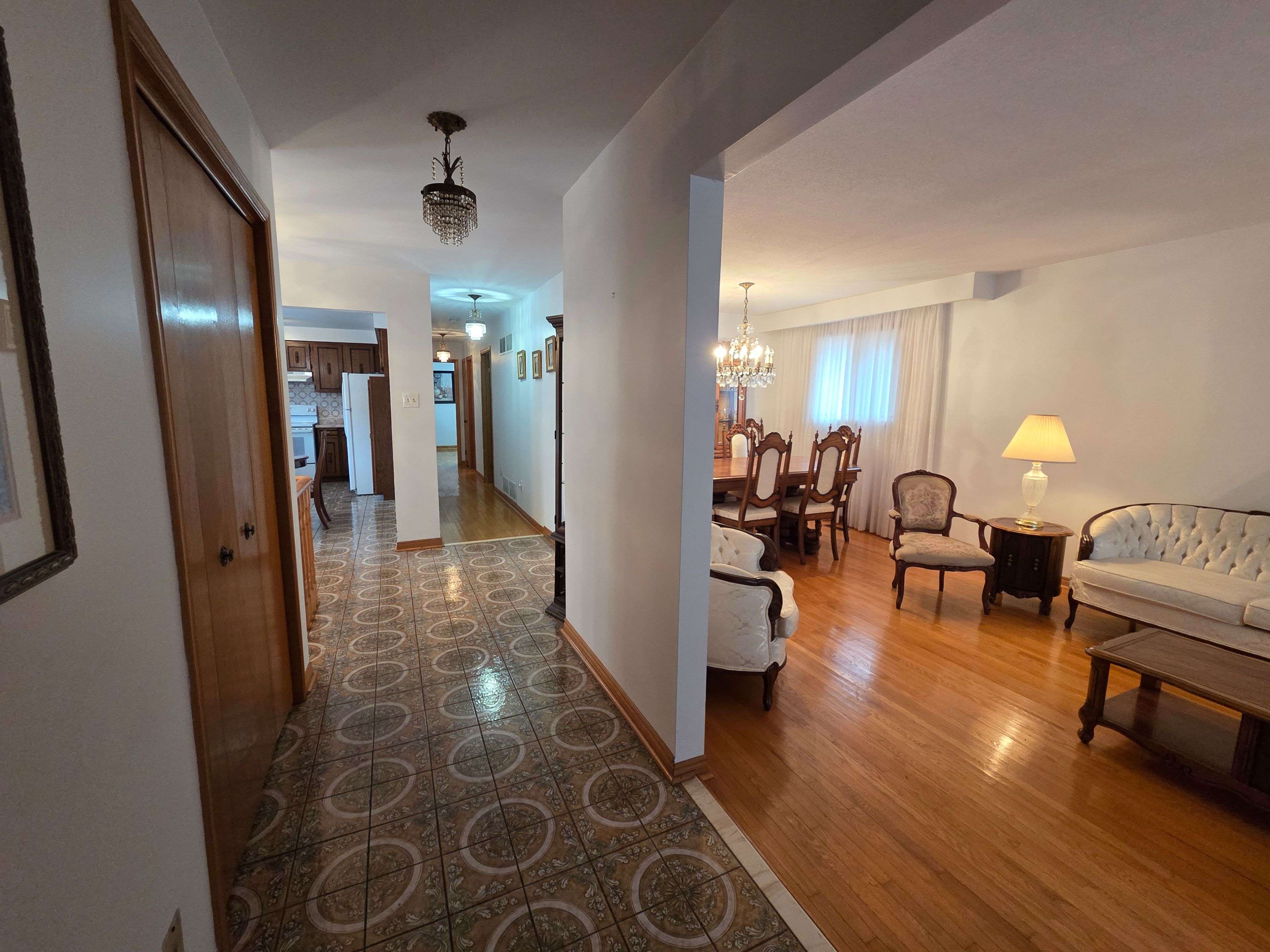 Mississauga, ON L4W 2V9,1622 Anworld CT