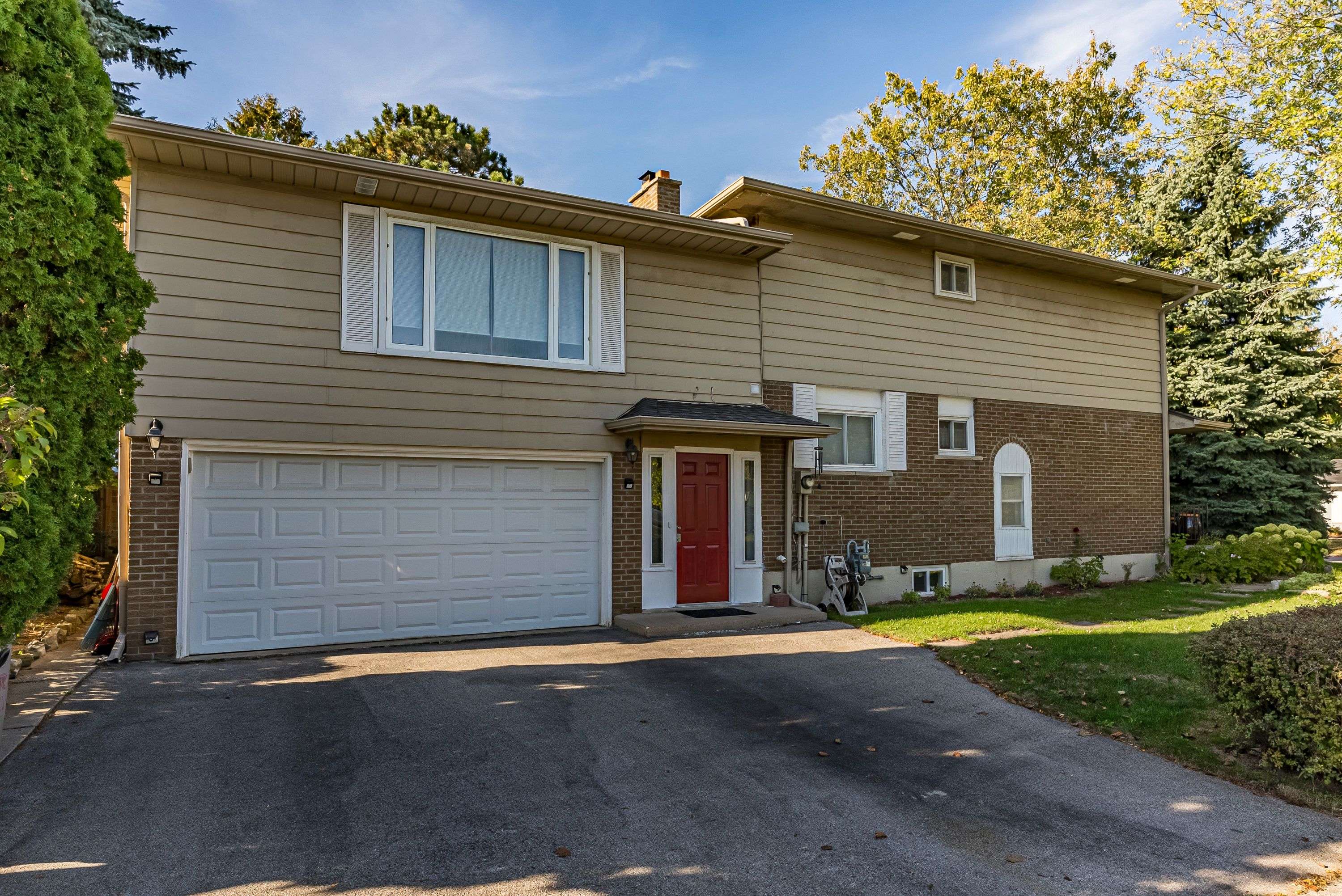 Oakville, ON L6L 3L1,214 Vance DR