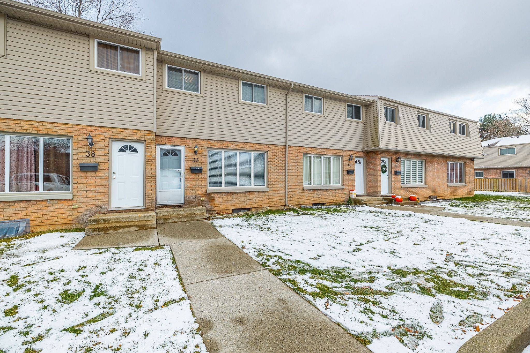Niagara Falls, ON L2E 5W8,4215 Meadowvale DR #39