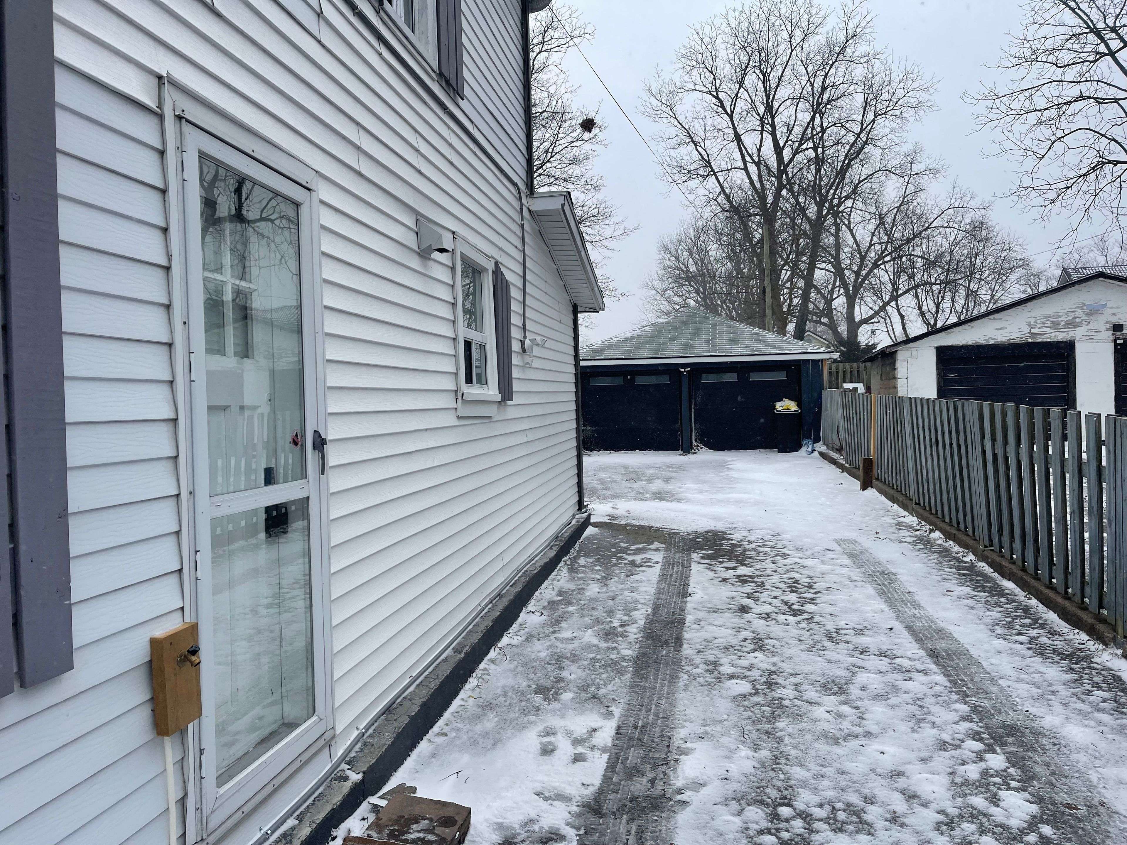 Fort Erie, ON L2A 3H2,707 Niagara BLVD #Upper Level