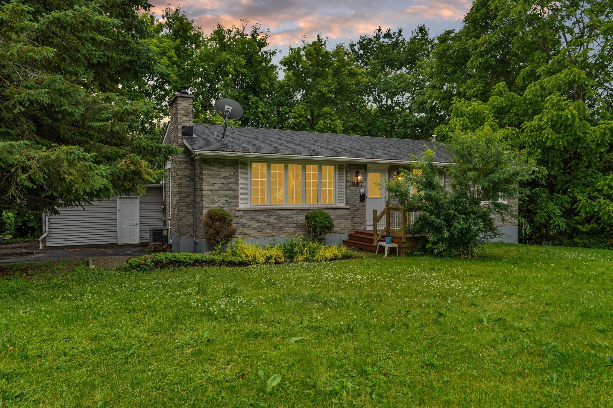 Kingston, ON K7M 5Z7,687 High Gate Park DR