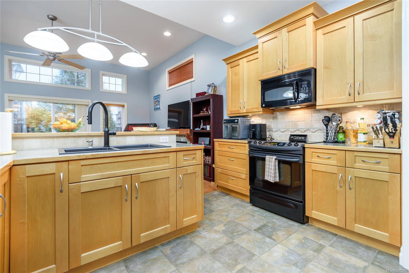 Comox, BC V9M 4J2,2300 Murrelet Dr #5