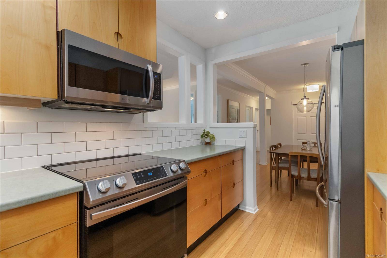 Victoria, BC V8S 3J6,1433 Faircliff Lane #410