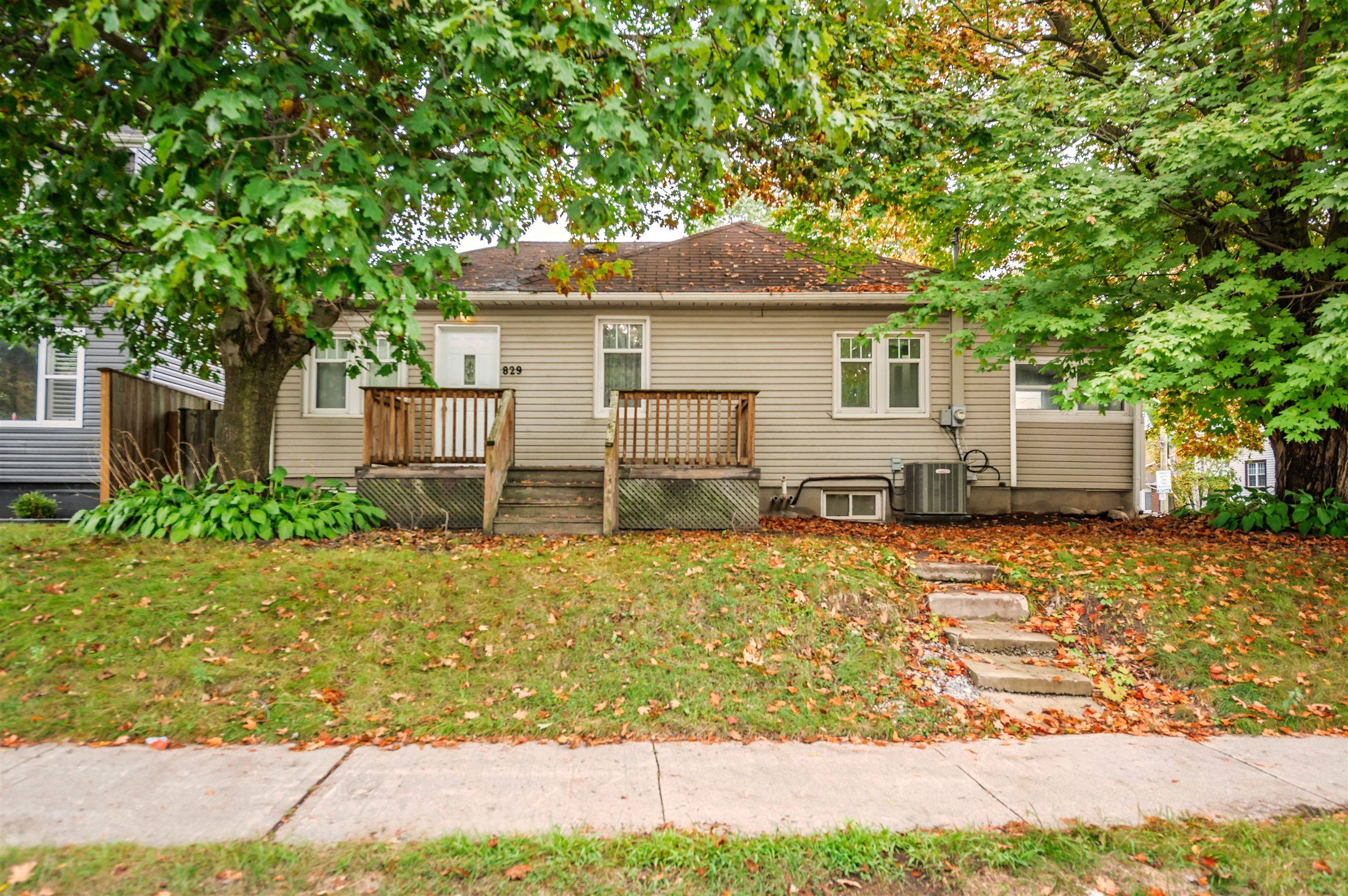 Whitby, ON L1N 4A1,829 Athol ST