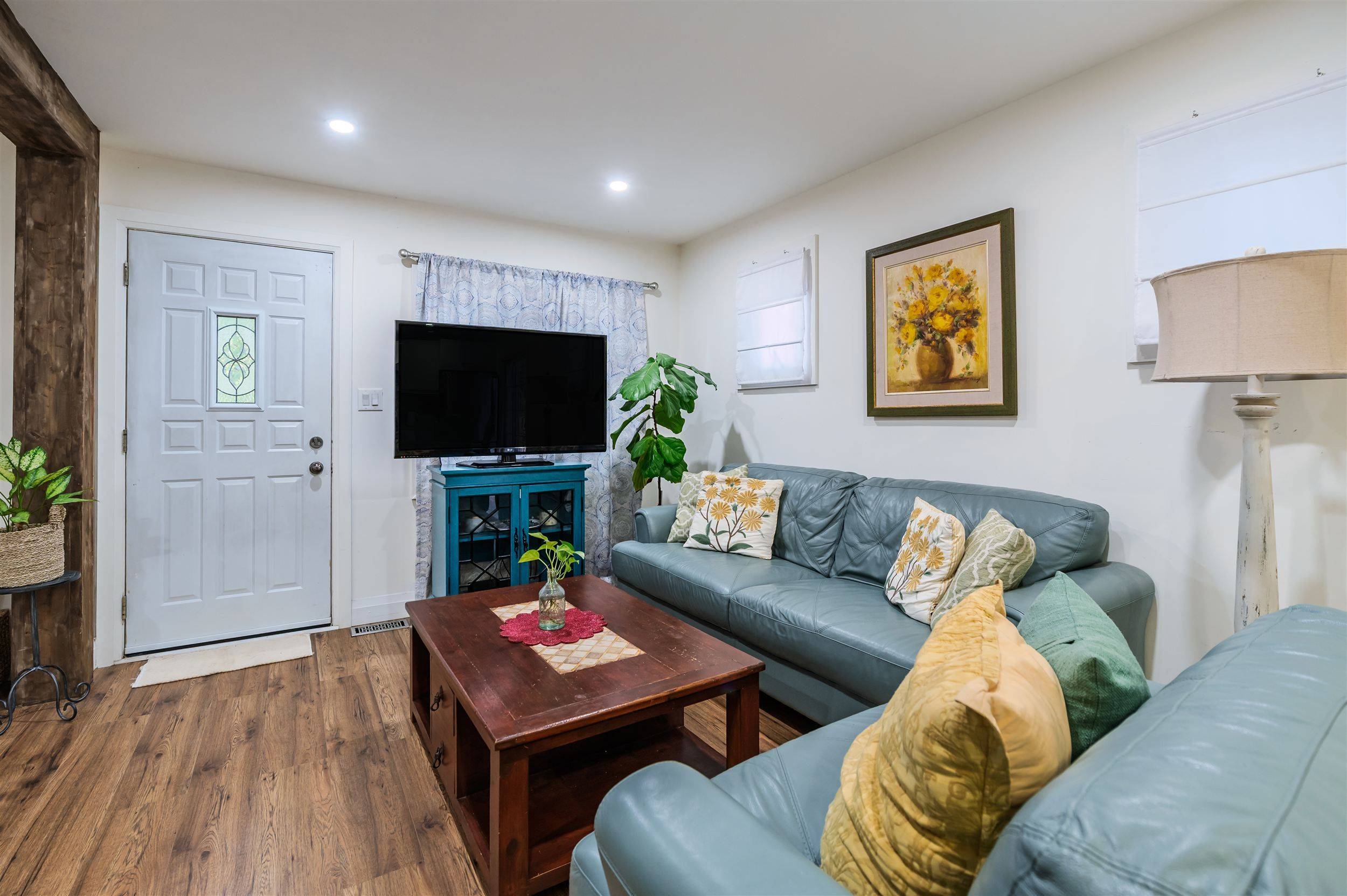 Whitby, ON L1N 4A1,829 Athol ST