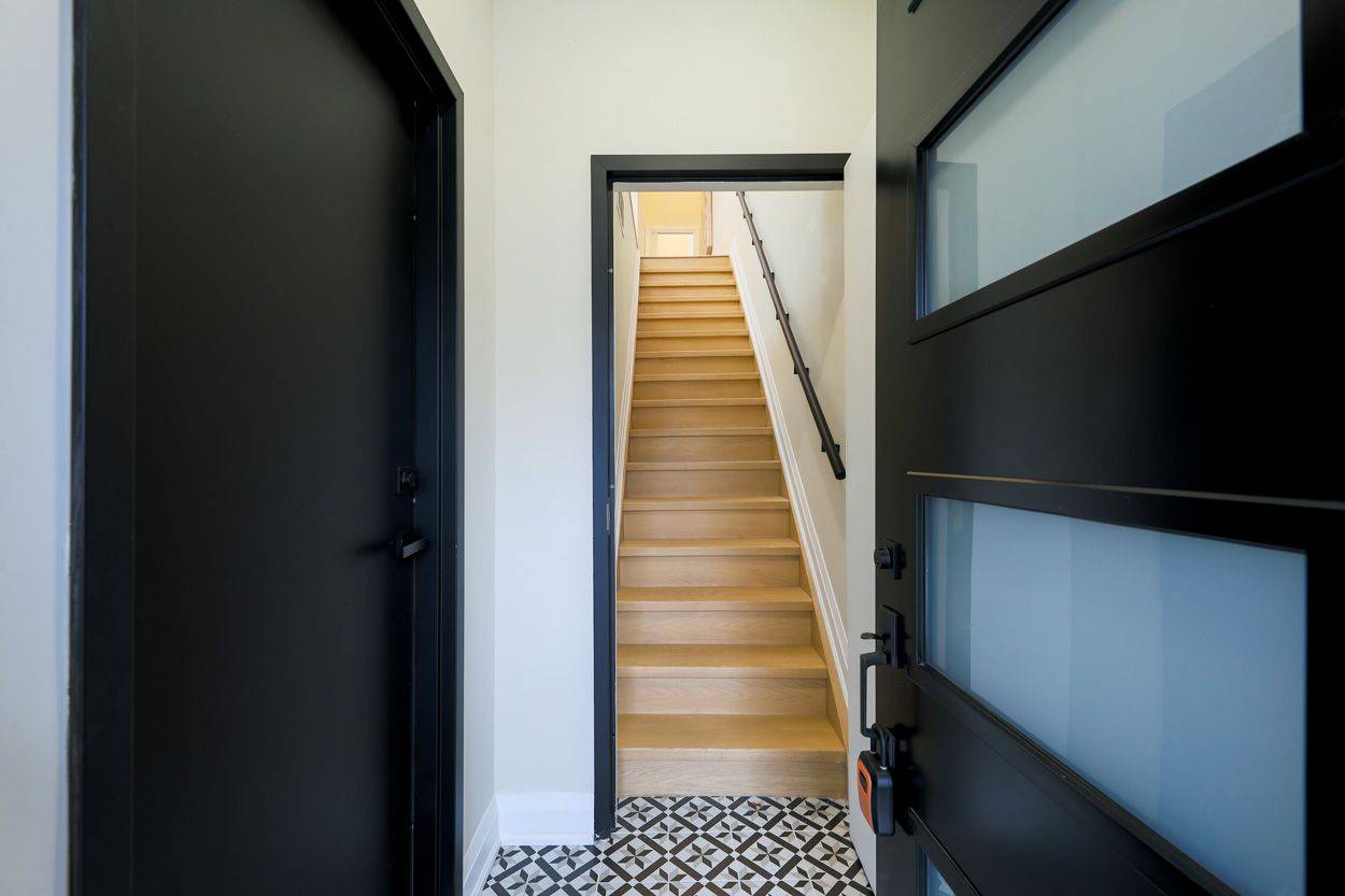 Toronto E02, ON M4C 5E3,6 Luttrell AVE #2nd Floor