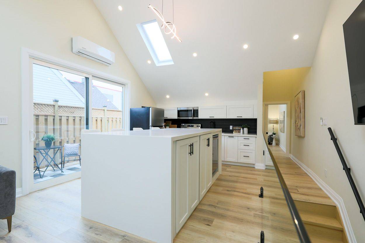 Toronto E02, ON M4C 5E3,6 Luttrell AVE #2nd Floor