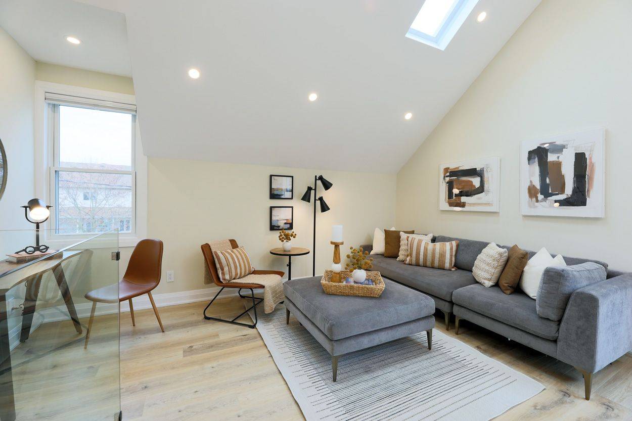 Toronto E02, ON M4C 5E3,6 Luttrell AVE #2nd Floor