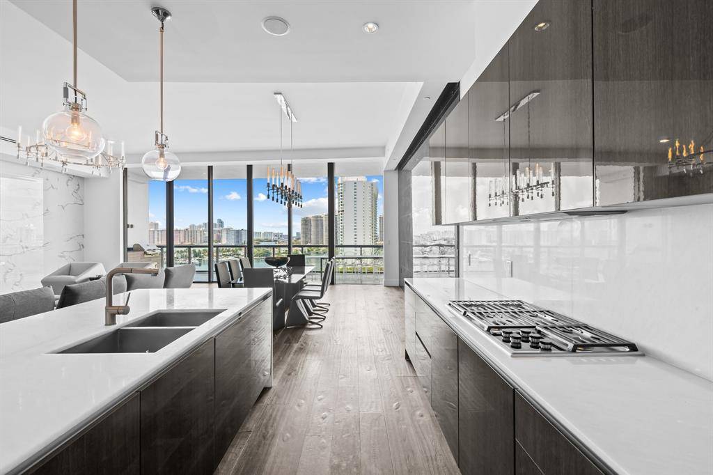 Aventura, FL 33180,3300 NE 188th St #UPH09