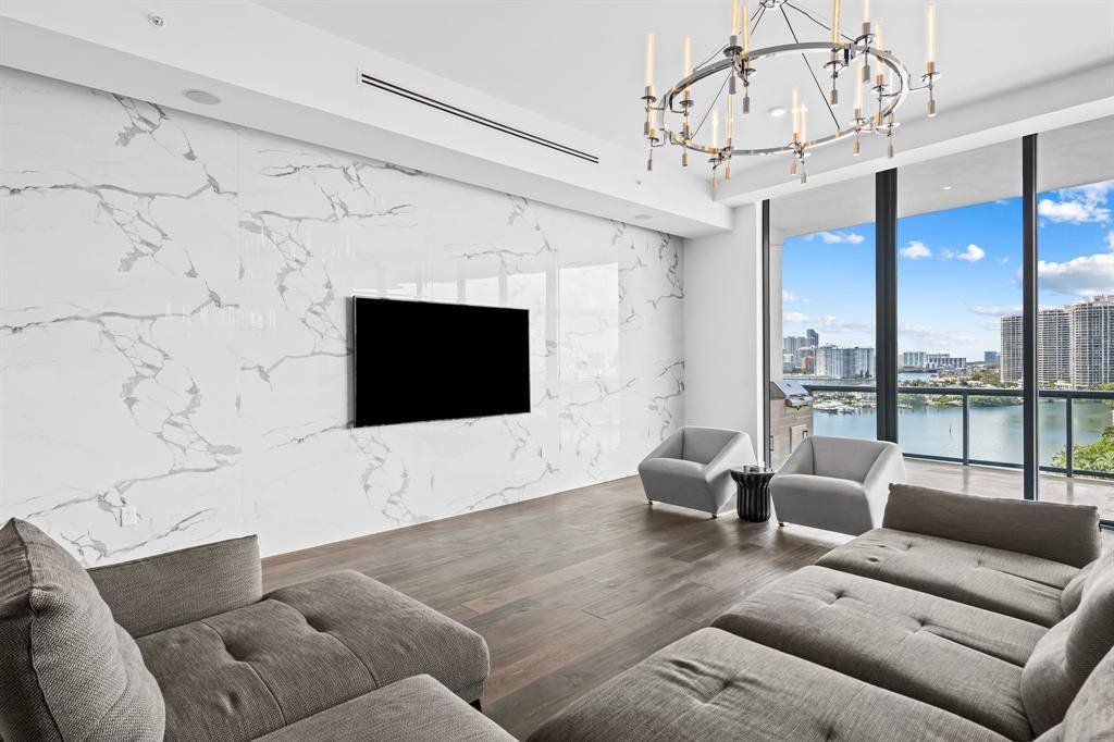 Aventura, FL 33180,3300 NE 188th St #UPH09