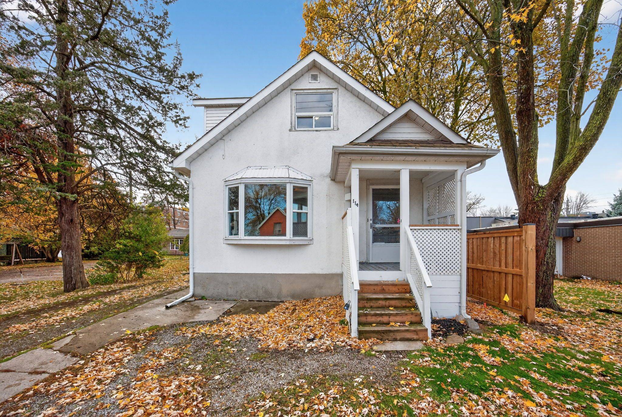 Barrie, ON L4N 2R8,114 Burton AVE