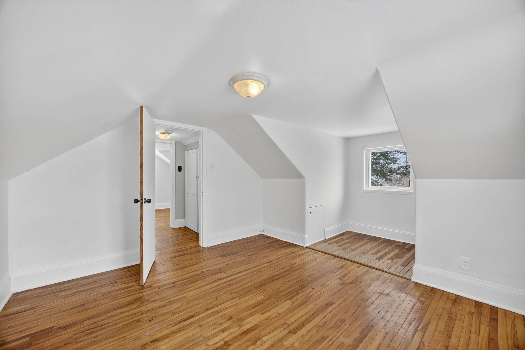 Barrie, ON L4N 2R8,114 Burton AVE