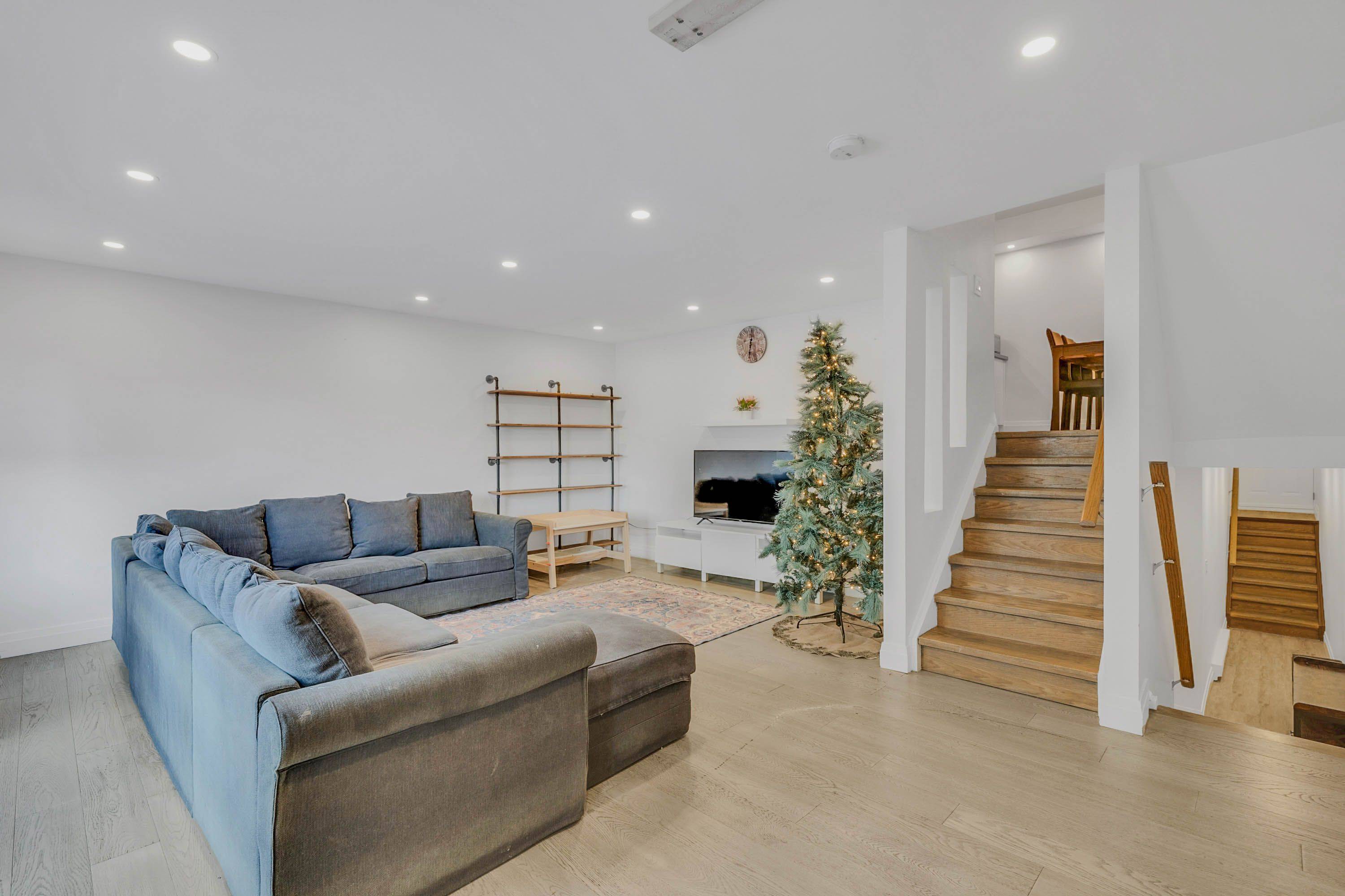 Aurora, ON L4G 3M2,242 Milestone CRES #115