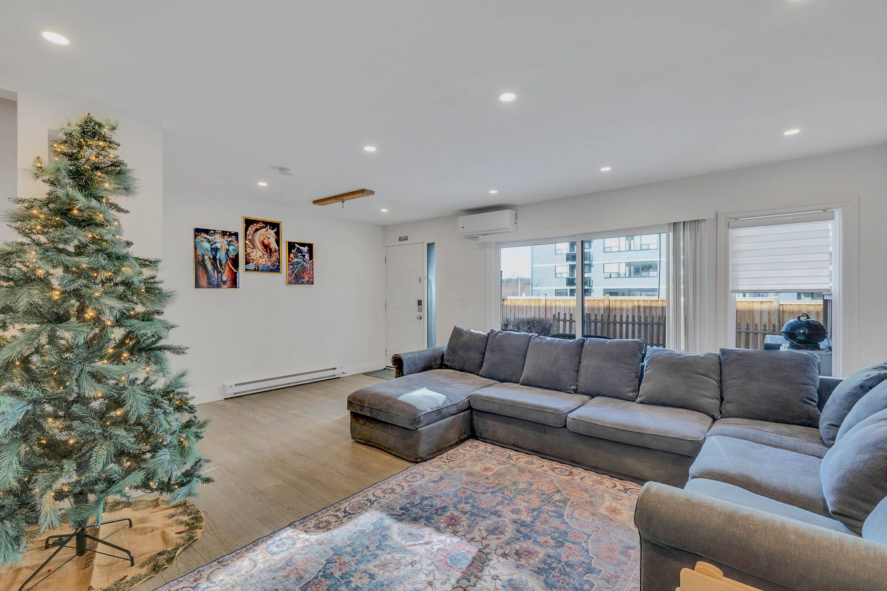 Aurora, ON L4G 3M2,242 Milestone CRES #115