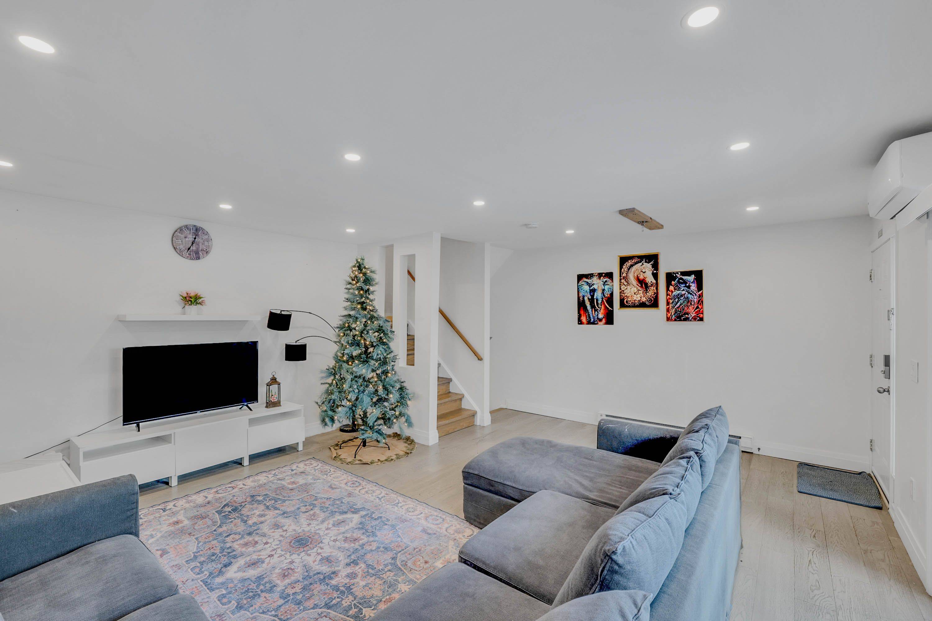 Aurora, ON L4G 3M2,242 Milestone CRES #115