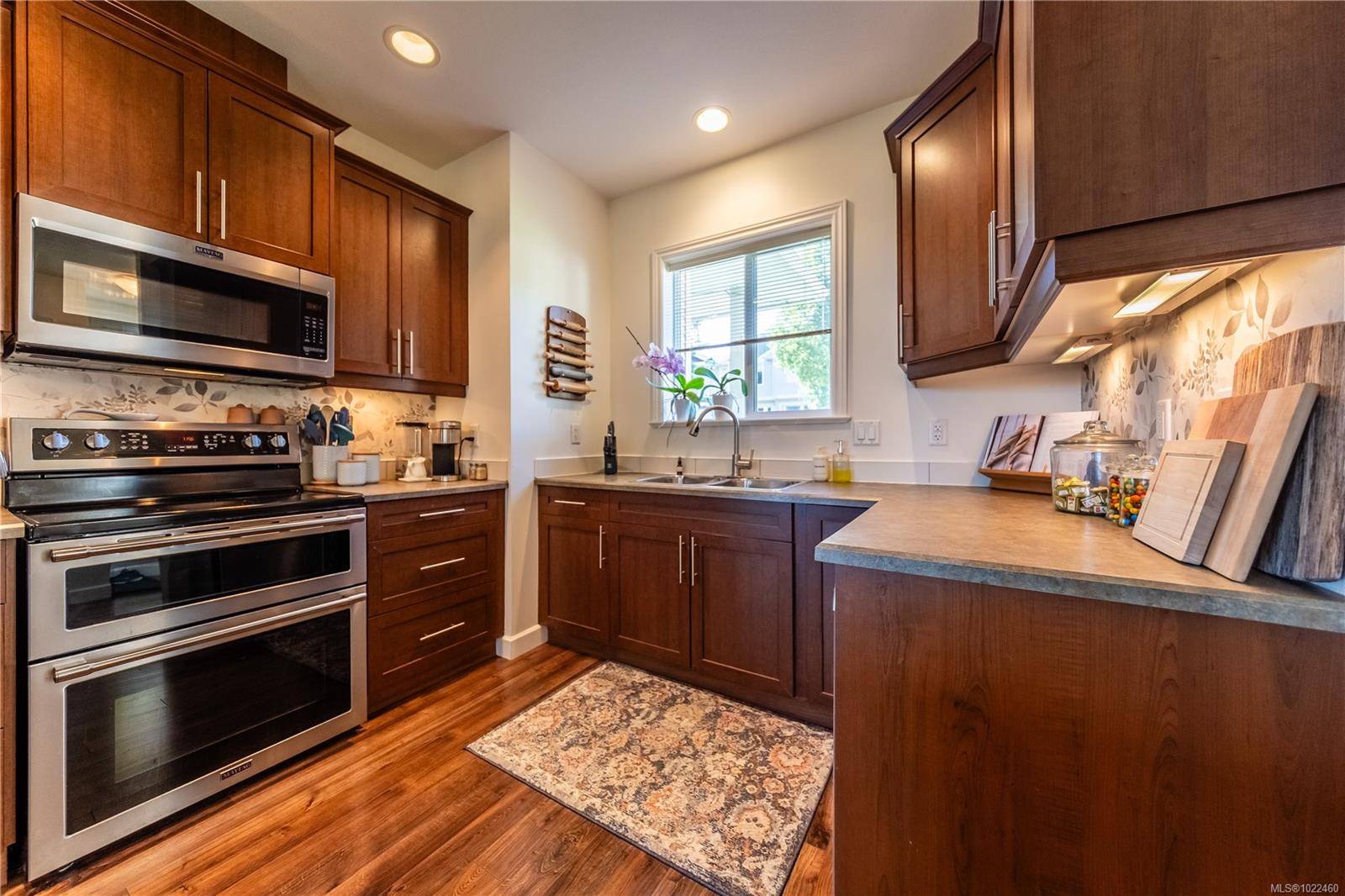 Nanaimo, BC V9R 0A4,834 Varsity Way #100