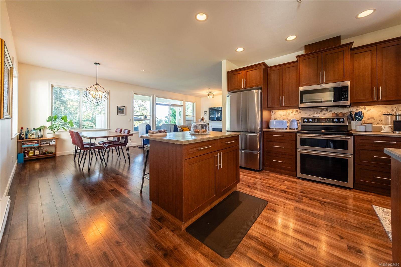 Nanaimo, BC V9R 0A4,834 Varsity Way #100