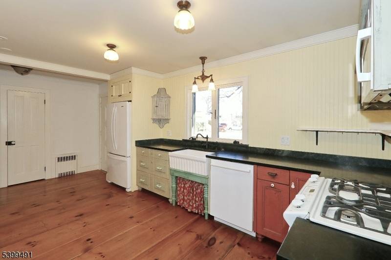 Kenilworth Boro, NJ 07033,10 Red Maple Ln