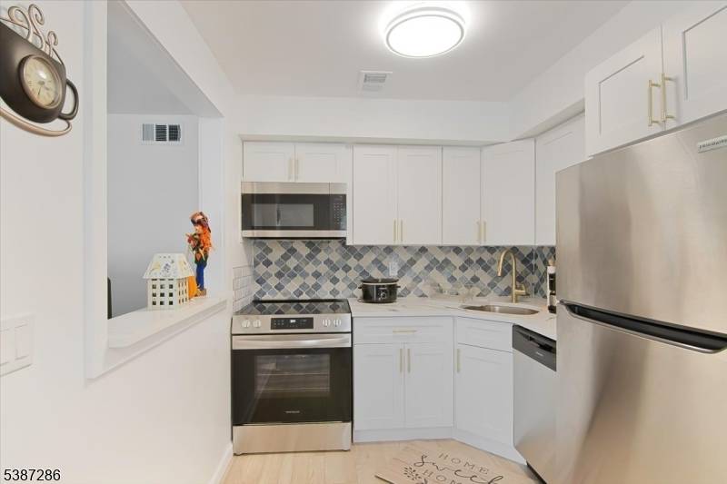 Clifton City, NJ 07011,1004 Unicorn Way #2