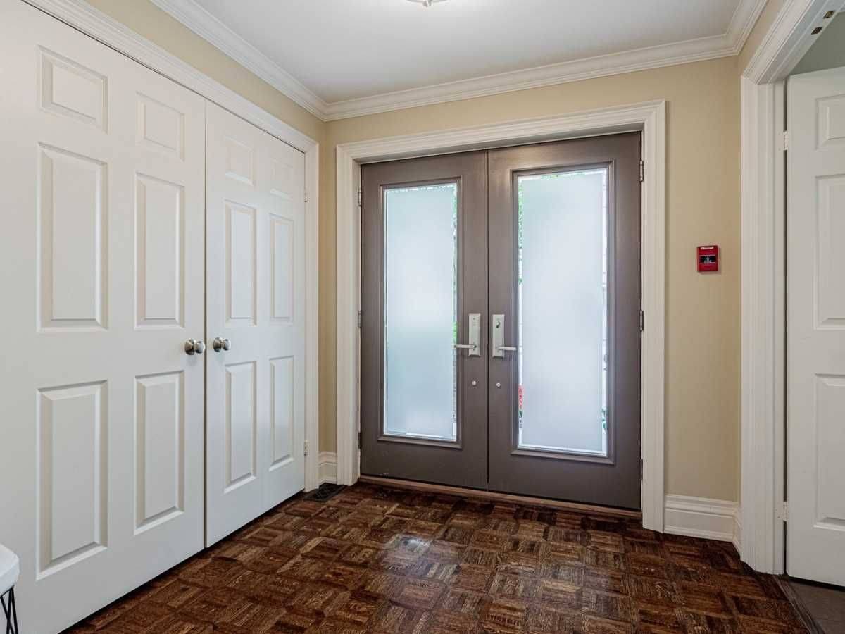 Toronto C03, ON M5P 3L7,49 Lower Village Gate