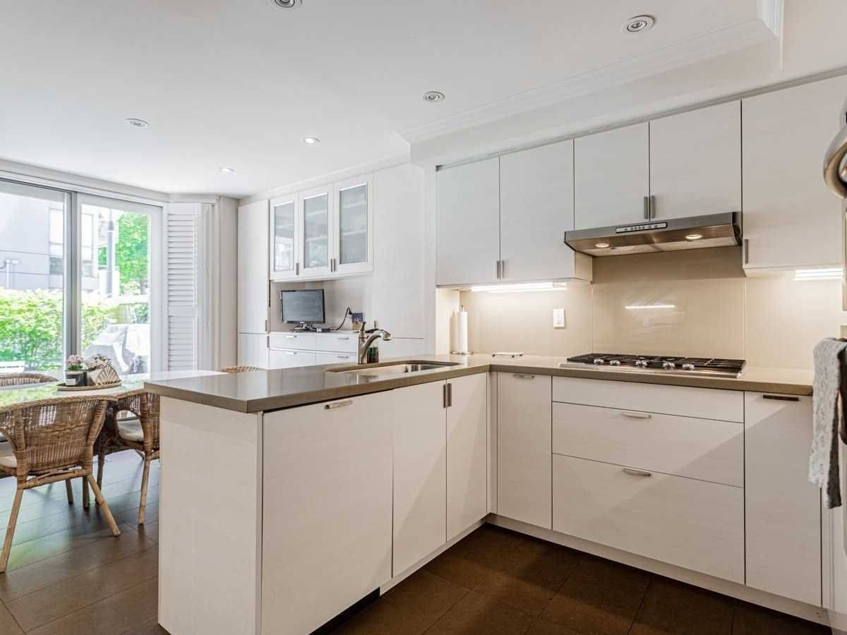 Toronto C03, ON M5P 3L7,49 Lower Village Gate