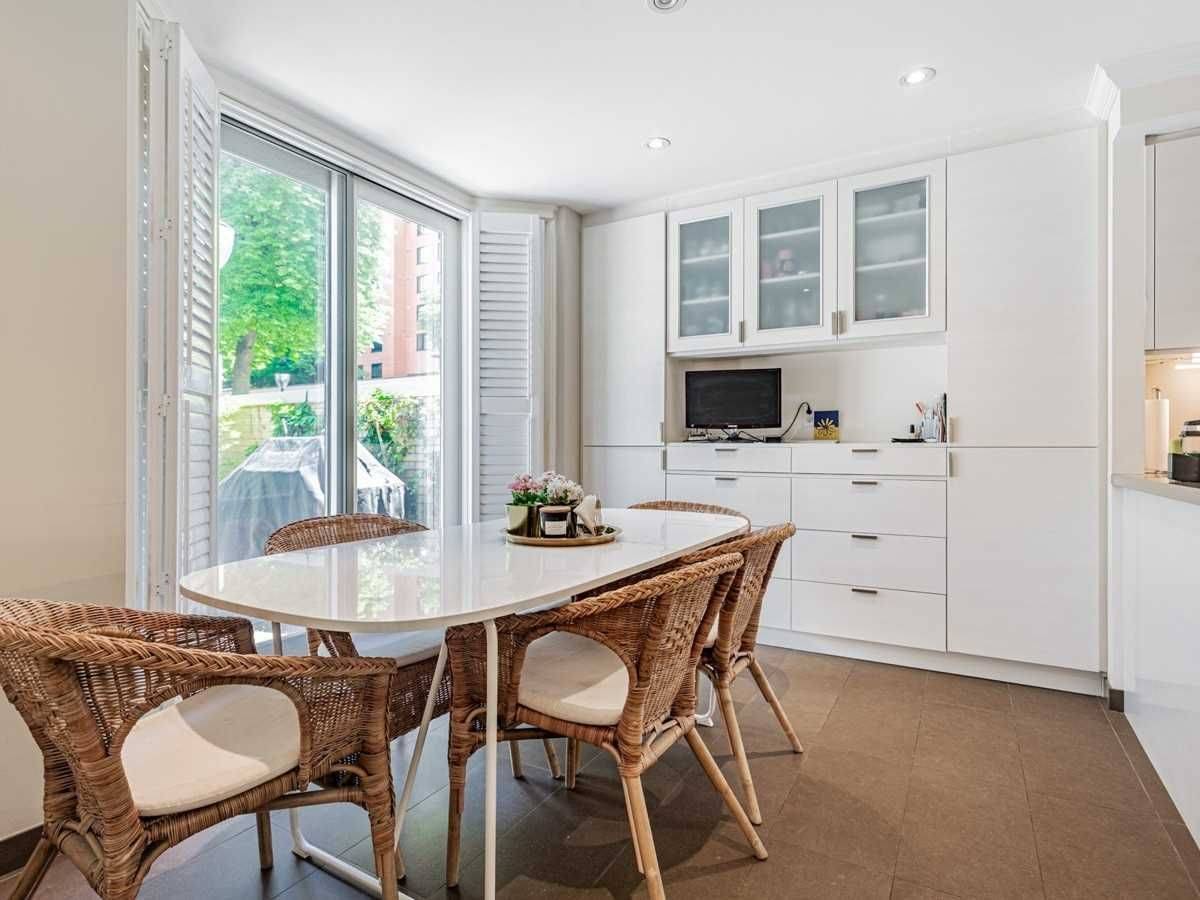 Toronto C03, ON M5P 3L7,49 Lower Village Gate