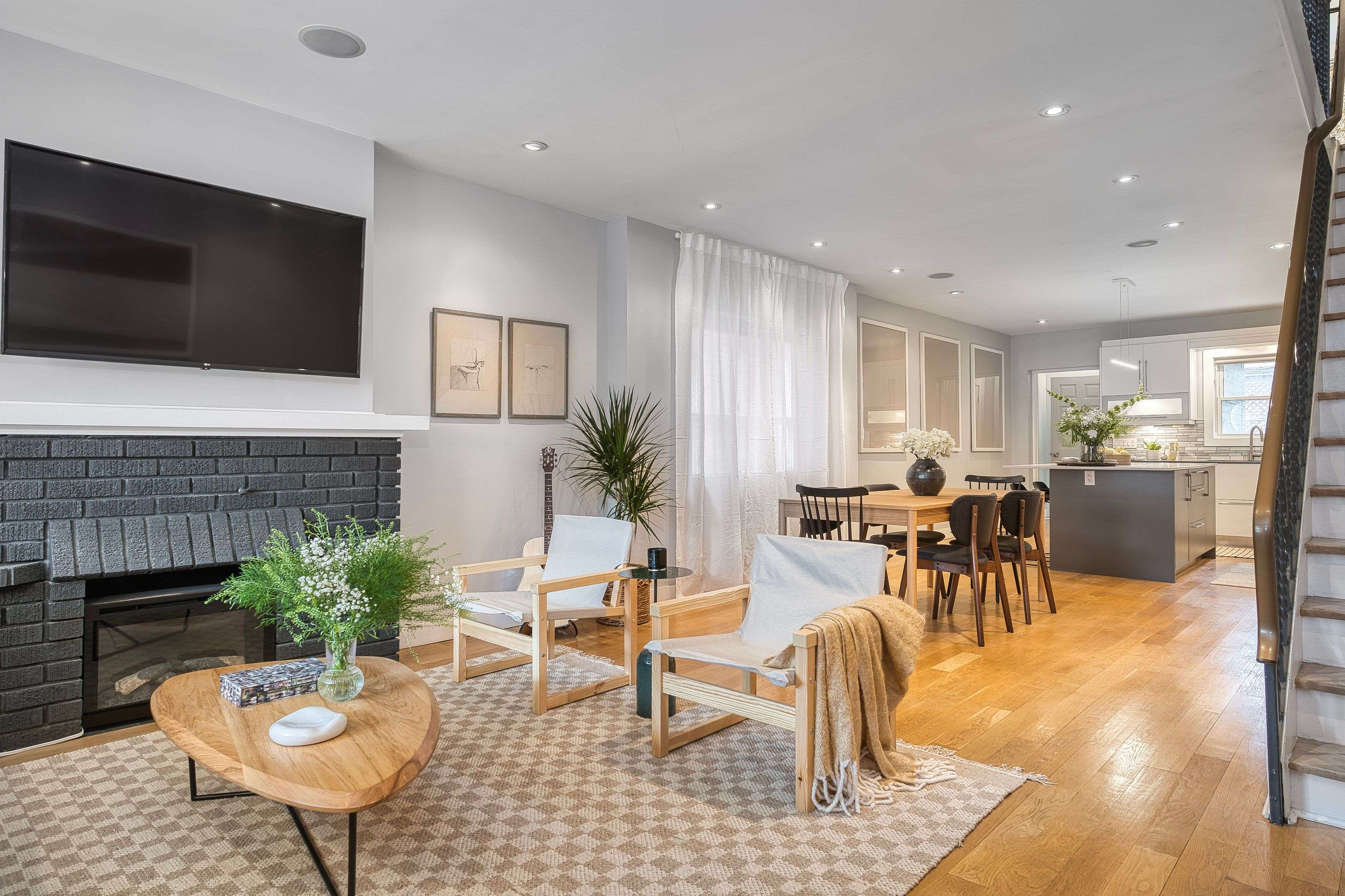 Toronto C01, ON M6J 1R3,38 Halton ST