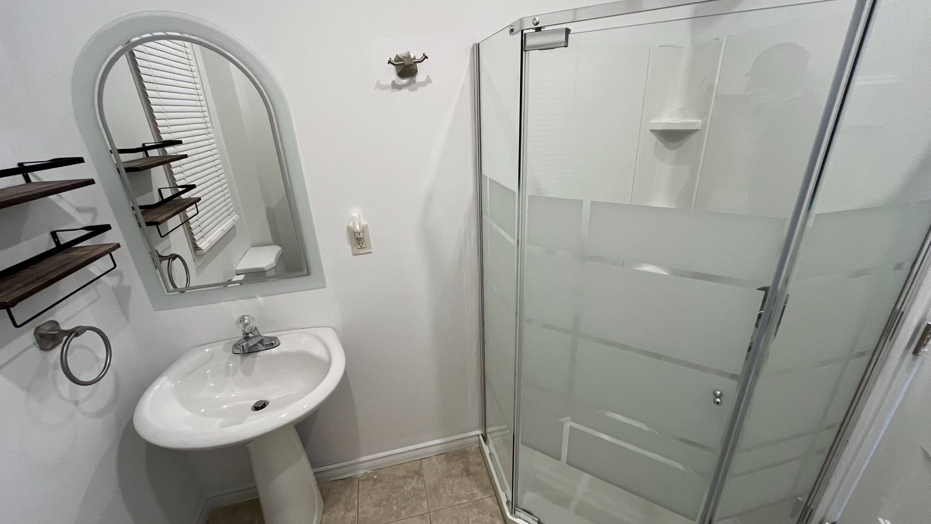 Niagara Falls, ON L2G 2E3,5928 Delaware ST