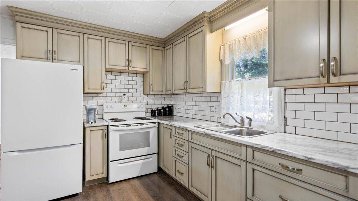 Tweed, ON K0K 3J0,42 A Hawkins Bay RD