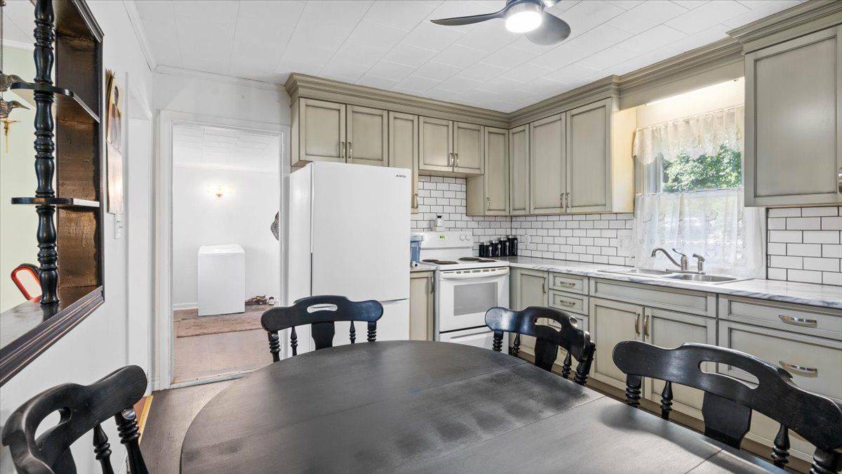 Tweed, ON K0K 3J0,42 A Hawkins Bay RD