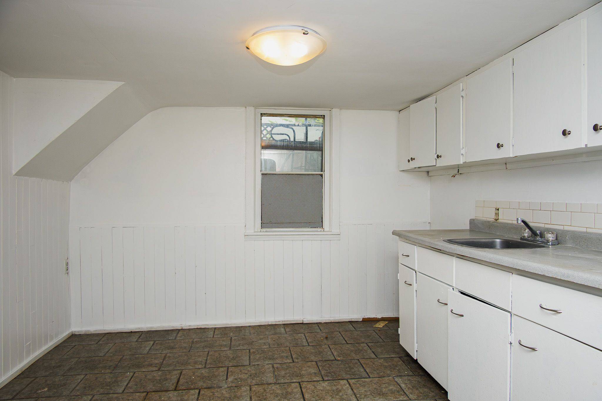 Quinte West, ON K8V 5B8,83 Lorne AVE #B