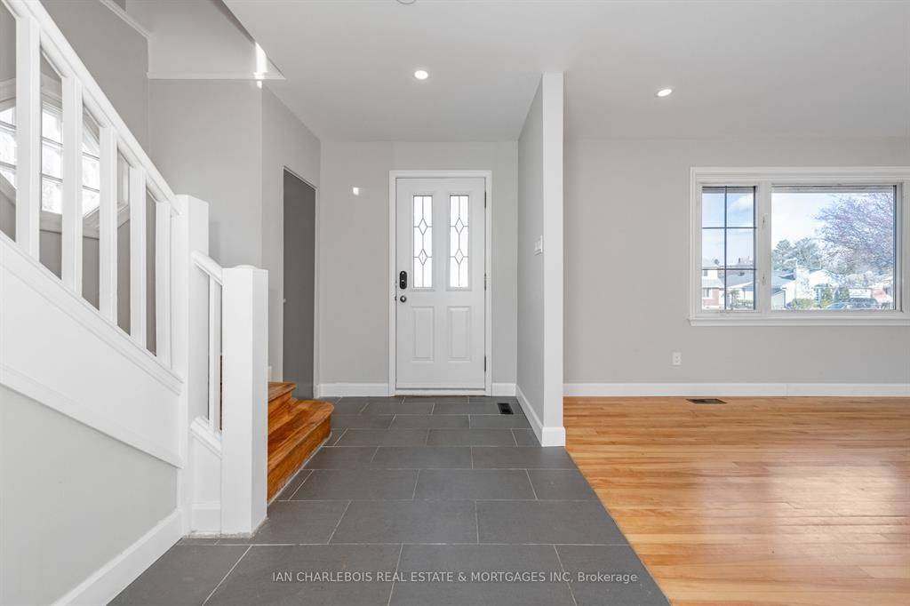 Elmvale Acres And Area, ON K1G 1P3,810 Smyth RD #B