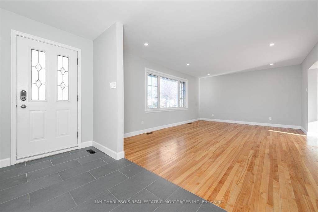 Elmvale Acres And Area, ON K1G 1P3,810 Smyth RD #B